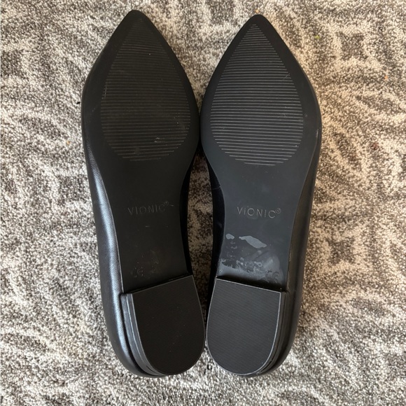 Vionic Women's Black Pointed Toe Flats 7M - Picture 2 of 3